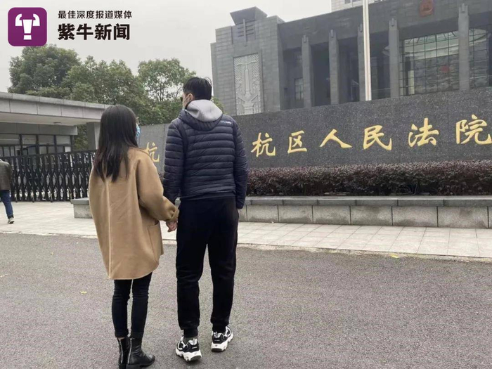 吴女士在男友的陪同下来到法院