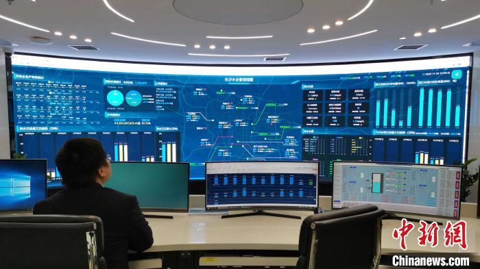     长沙供水公司通过数据有效筛选漏损高发区域。　付敬懿　摄