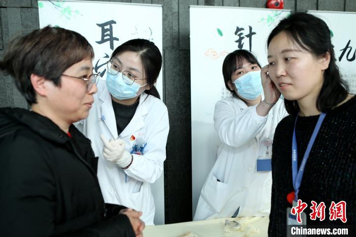     中医药诊疗走进了商务楼宇。　王亚东　摄