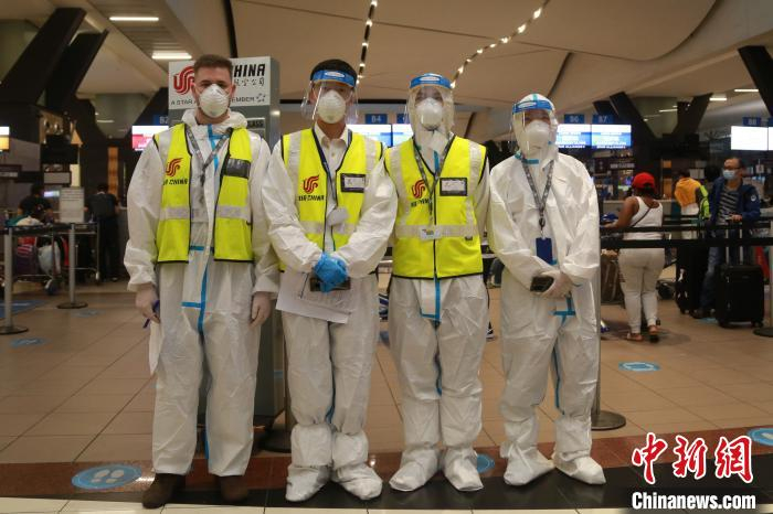 图为每次执飞任务前，国航工作人员必须全程穿着全套防护装备。　王曦 摄