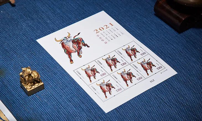 ▲采用了生肖专用防伪邮票纸。版式一运用无墨雕刻呈现生肖诗句，彩色胶印变频技术和红色荧光防伪油墨兼具防伪性与艺术性。