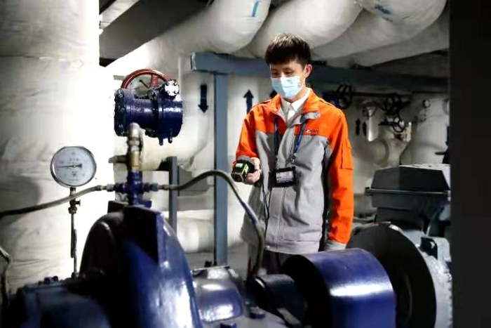 暖通空调系统运行员正在换热机房巡视检查。&nbsp;摄影/通讯员 刘文倩