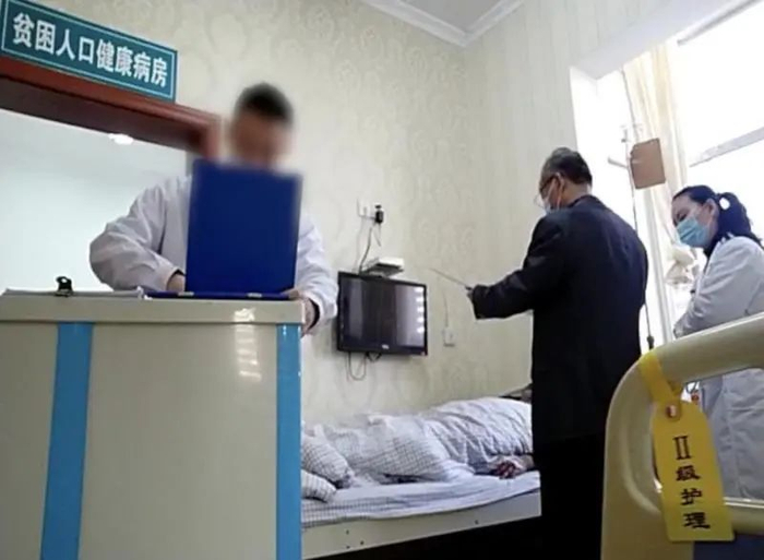 ▲太和东方医院的医生查房时，叮嘱“病人”最近有检查少外出。&nbsp;新京报记者 韩福涛摄