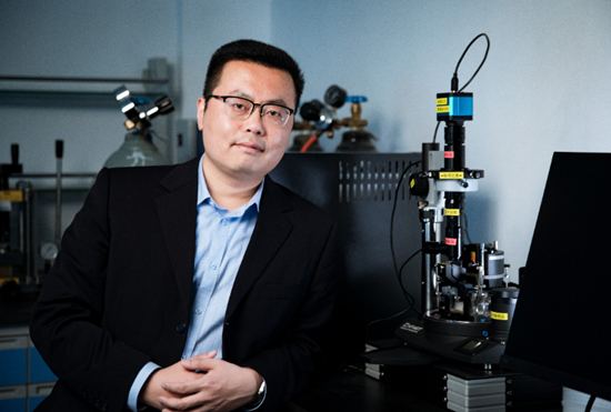     王奉超教授在实验室。中国科技大学供图