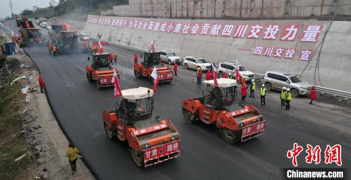 马边支线高速公路最后一公里油面铺筑作业现场。　刘忠俊 摄