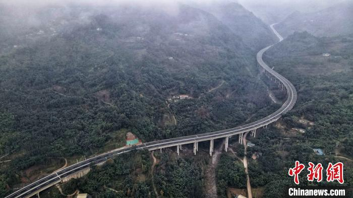     穿行山间的马边支线高速公路。　刘忠俊　摄