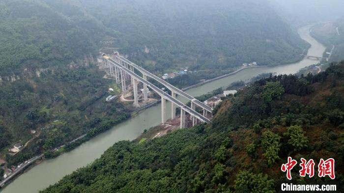 马边支线高速公路跨越马边河的二号大桥。　刘忠俊 摄