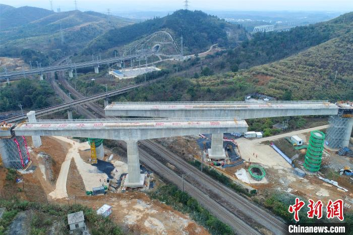 转体单个T构重量分别为5000吨和6000吨。　卢建建 摄