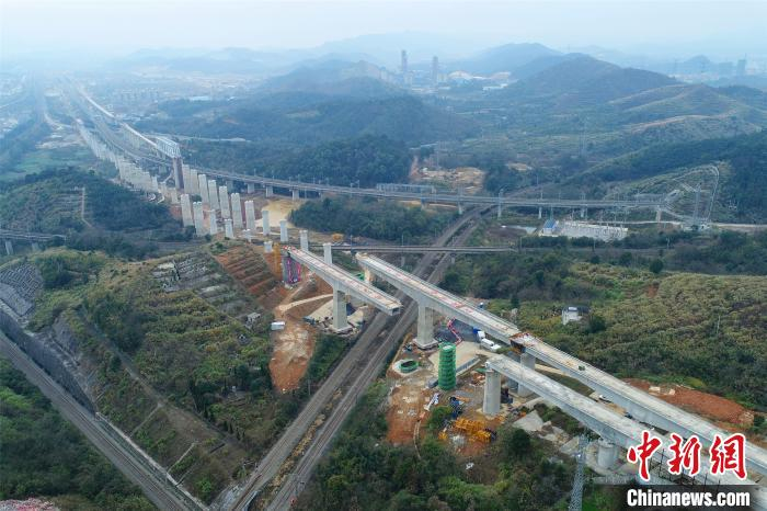 庐山特大桥转体连续梁平行线路挂篮现浇施工后，左右线T构同步平面转体至设计线位。　卢建建 摄