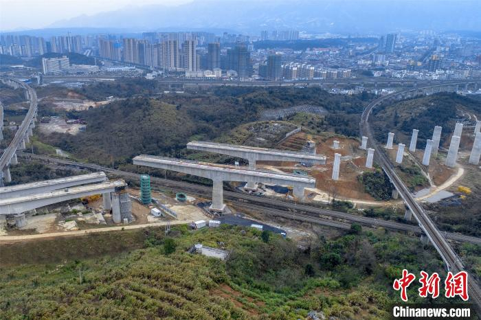 庐山特大桥左线185～187号墩、右线183～185号墩T构转体连续梁上跨西到线、发西线，与既有线右前夹角分别53°、51°。　卢建建 摄