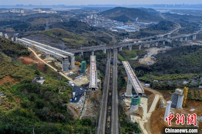 庐山特大桥双T结构转体桥成功转体，系安九铁路江西段唯一一座转体桥。　卢建建 摄