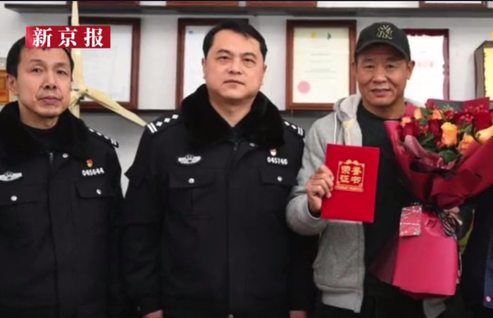 警方向张海波颁发《见义勇为行为确认证书》。