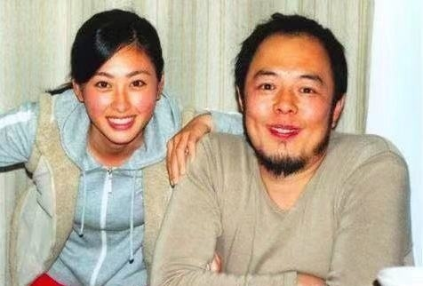 与吴京传绯闻,偏爱“熟男”的王雅琦,为何嫁给了相差23岁的他?