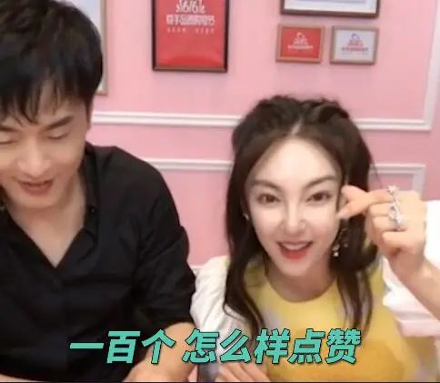 在直播间里，辛巴是张雨绮的绿叶