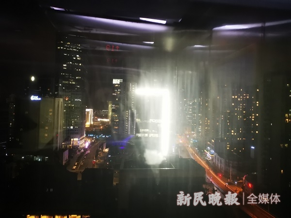 图说：夜晚灯带“亮瞎眼