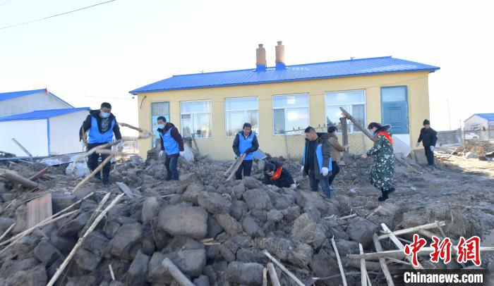 图为扶贫助困志愿服务队员走进线上“点单”家庭。　侯玉鹏 摄