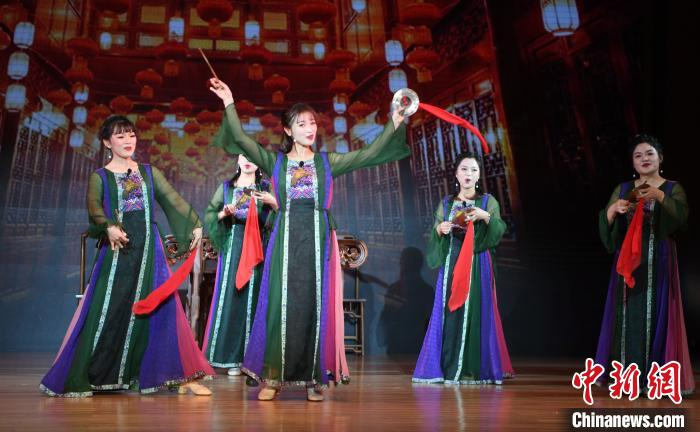 福州伬艺《搓糍齐搓搓》表演。　刘可耕 摄