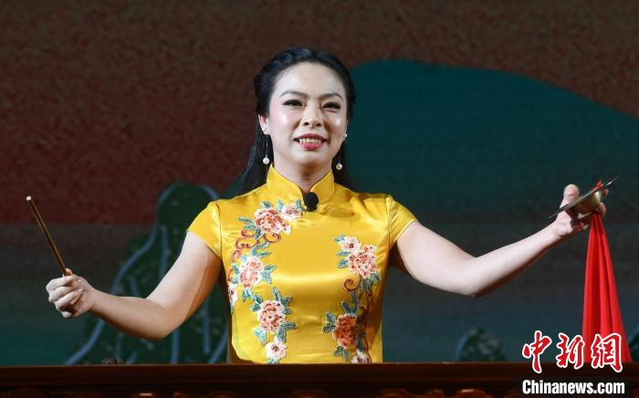 福州评话《癫和尚插青》。　刘可耕 摄