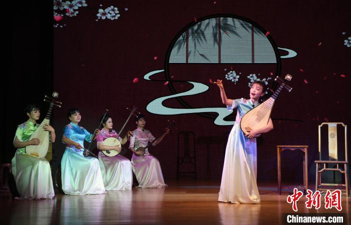 演员演唱福州伬艺《珍珠塔》片段《思塔》。　刘可耕 摄