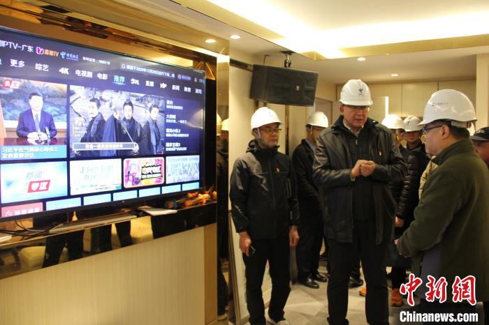     中国电信清远分公司戴平总经理（中）向参加调研的领导介绍益农信息化应用情况 清远电信供图