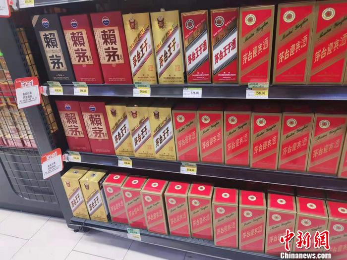图为北京丰台区一家超市内的白酒。 中新网记者 谢艺观 摄