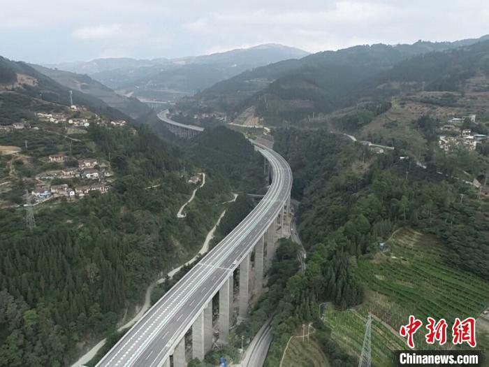 图为云南蒙(自)屏(边)高速公路建成。　缪超 摄