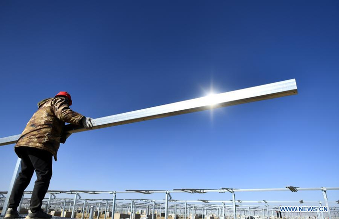 A worker installs a solar power unit at the construction site of a 300-MW photovoltaic electricity project of the China Datang Corporation Ltd. in Gonghe County, Tibetan Autonomous Prefecture of Hainan in northwest China's Qinghai Province, Dec. 15, 2020. (Xinhua/Zhang Hongxiang)