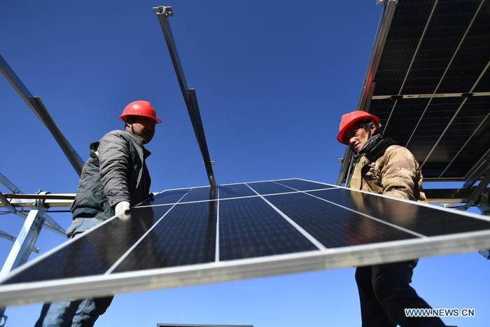 Workers install a solar power unit at the construction site of a 300-MW photovoltaic electricity project of the China Datang Corporation Ltd. in Gonghe County, Tibetan Autonomous Prefecture of Hainan in northwest China's Qinghai Province, Dec. 15, 2020. (Xinhua/Zhang Hongxiang)