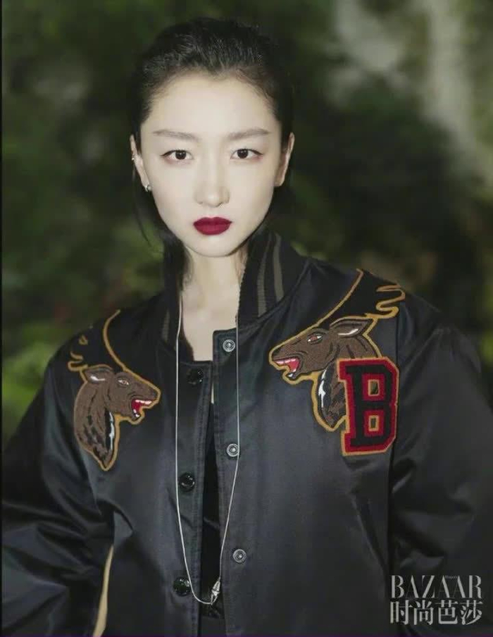 周冬雨冷艳红唇大片释出 全黑套装优雅干练眼神坚定有力