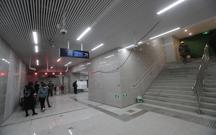改造后将新增3个换乘通道、5个地下售检票厅，并增设了12部自动扶梯。摄影/新京报记者 王贵彬