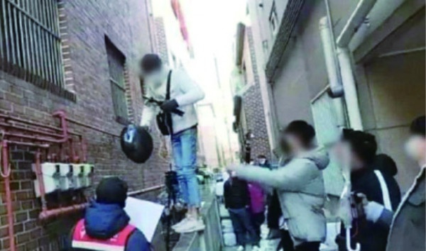图说：部分民众在赵斗淳家外骚扰。  GJ图