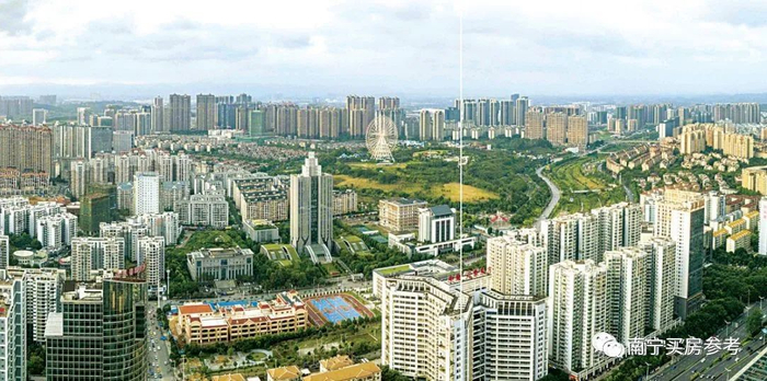 ▲繁华的凤岭北景象，多半是荣和的楼盘