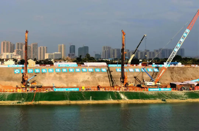 △图为湘府东路跨浏阳河大桥施工现场。