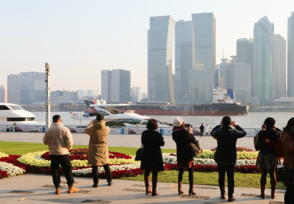 图说：市民在拍照。