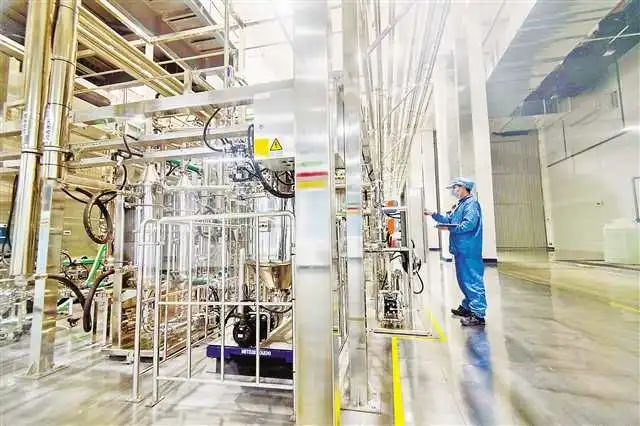 比亚迪推出“刀片电池”后，旗下的重庆弗迪锂电池有限公司作为“刀片电池”首发工厂，受到广泛关注。图为璧山区，弗迪锂电池公司“刀片电池”生产车间一角。谢智强 摄