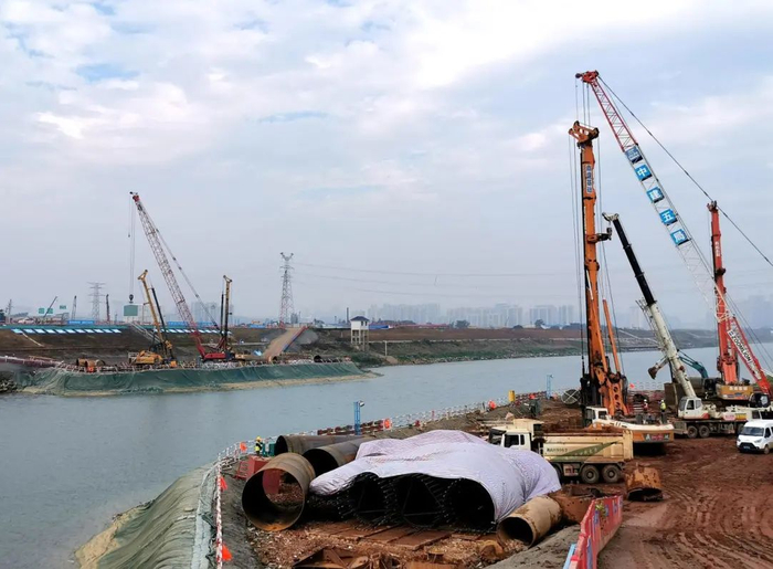 △湘府东路跨浏阳河大桥项目目前已完成64根主墩桩基施工。
