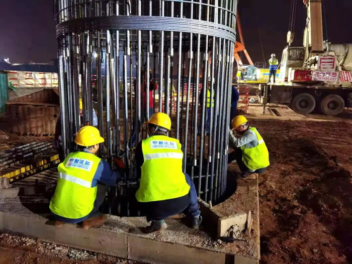 △工人正在连夜进行桩基施工。