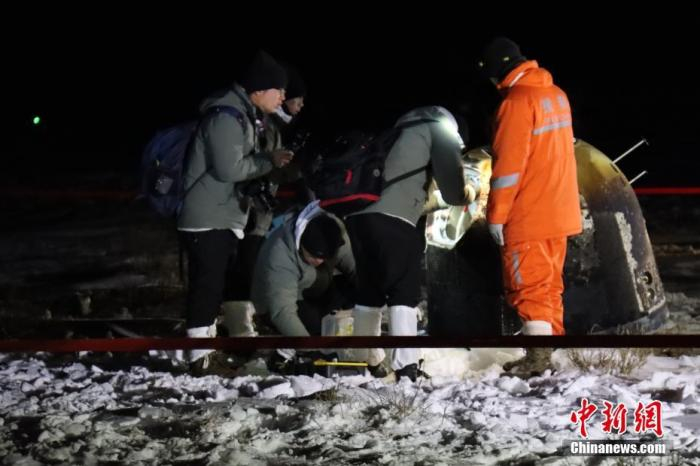 北京时间12月17日1时59分，嫦娥五号返回器在内蒙古四子王旗预定区域成功着陆。李淑姮 摄 中国航天科技集团 供图