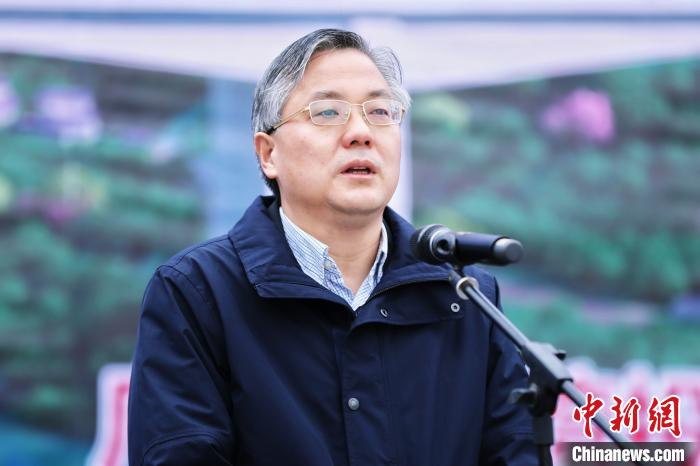 图为周红波宣布项目开工。　唐贤斌 摄