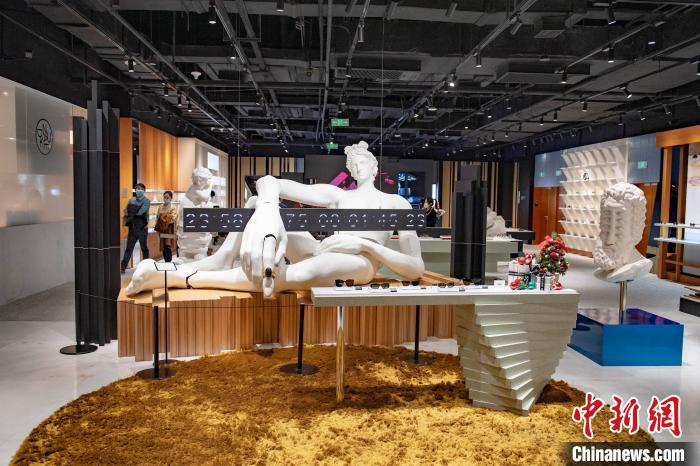 位于北京CBD的一家商场。　田雨昊 摄