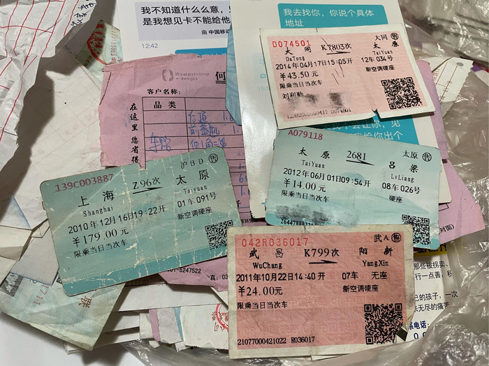 刘利勤寻子十年积攒下的各类票据。新京报记者 周思雅 摄