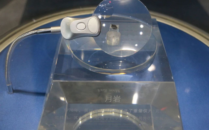 北京天文馆收藏的0.5克月球岩石样本，由阿波罗17号飞船于1972年从月球采集。图/北京天文馆