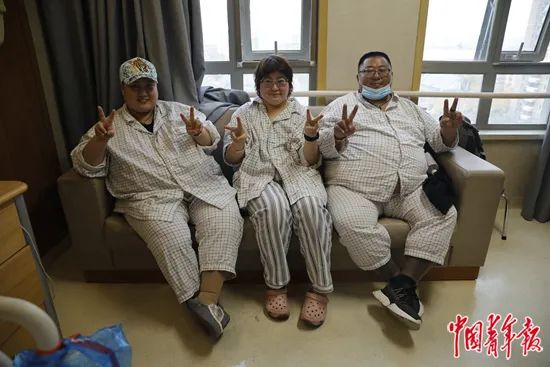 在住院部，病人互相结识，一起等待手术。中青报·中青网记者 鲁冲/摄