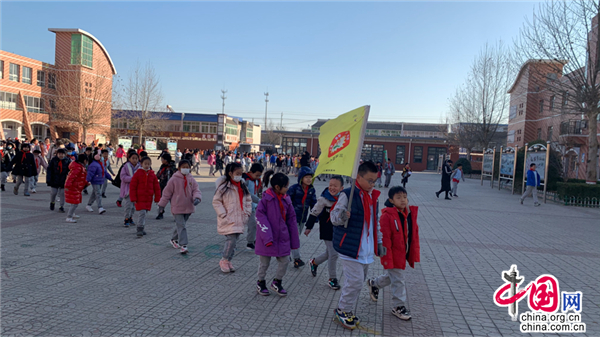 学生排队去操场做课间操。中国网记者 郭泽涵 摄