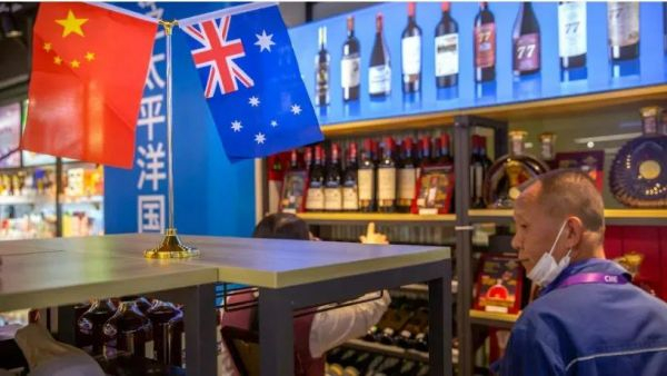 ▲资料图片：11月5日，在上海进博会上展示的澳大利亚葡萄酒（美国之音电台网站）