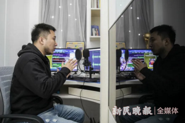 图说：胡艺正在为自己的视频配音。