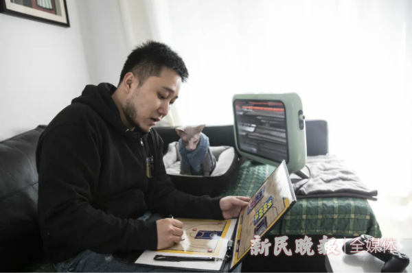 图说：胡艺正在画战术板。