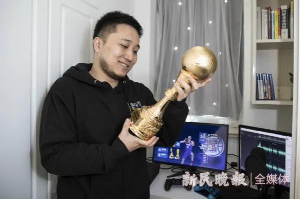 图说：胡艺与他的2017年亚洲冠军奖杯。新民晚报记者 李铭珅 摄（下同）