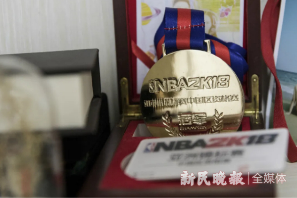 图说：胡艺的奖牌。