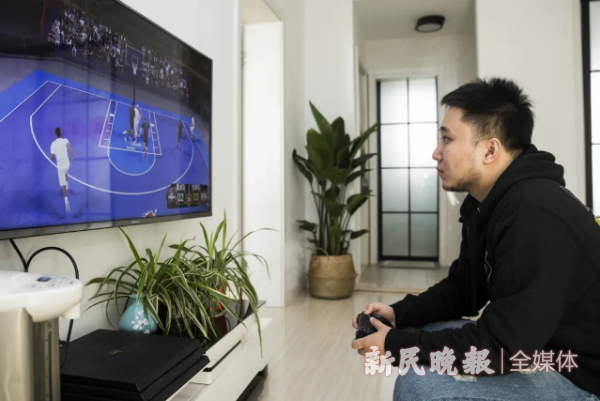 图说：胡艺正在打篮球游戏。